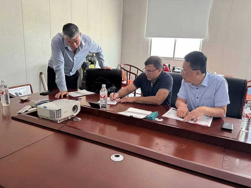 俄罗斯客户来厂车间参观机床