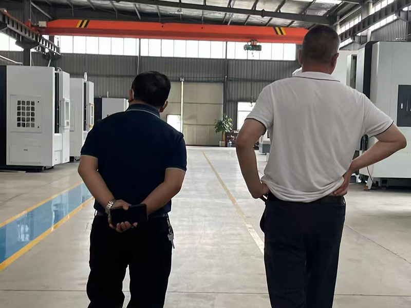 客户来厂参观领导讲解丝杆导轨作用