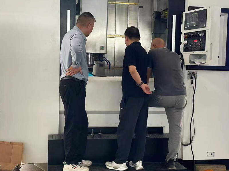 领导带领客户来生产车间参观了解机床