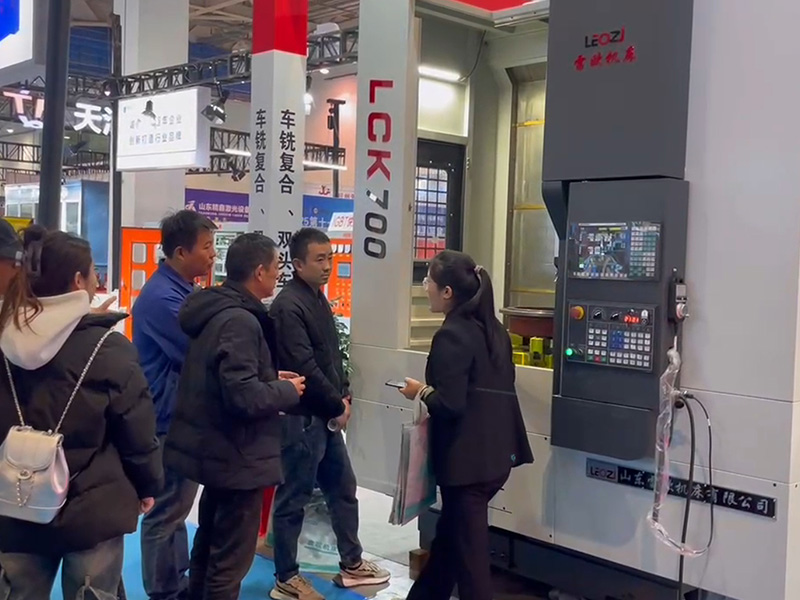 潍坊鲁台会展第一天人群络绎不绝