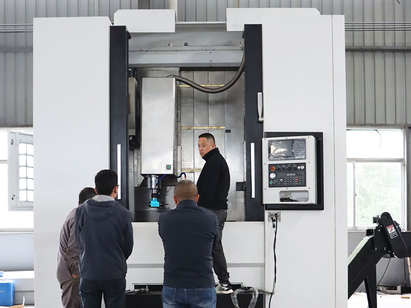 泰安客户来车间查看订制LV850-T车铣复合机床