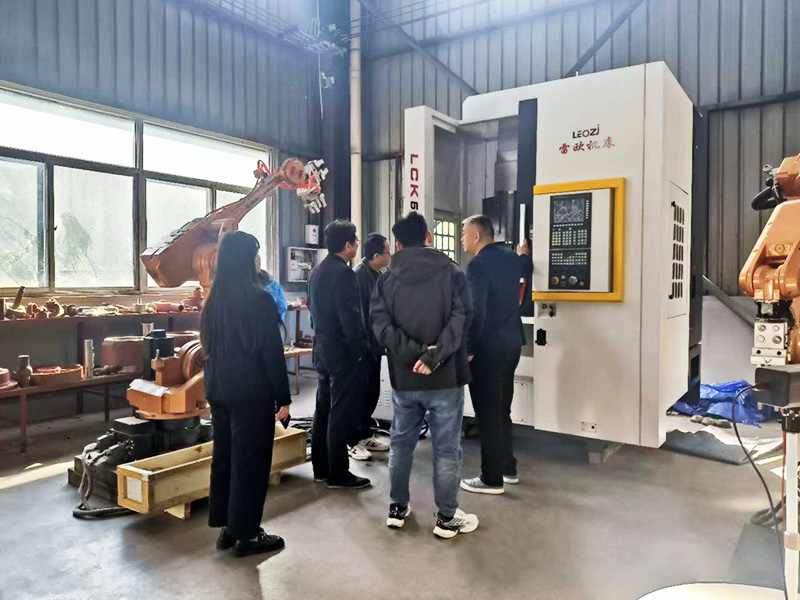 客户来车间参观选购数控立车