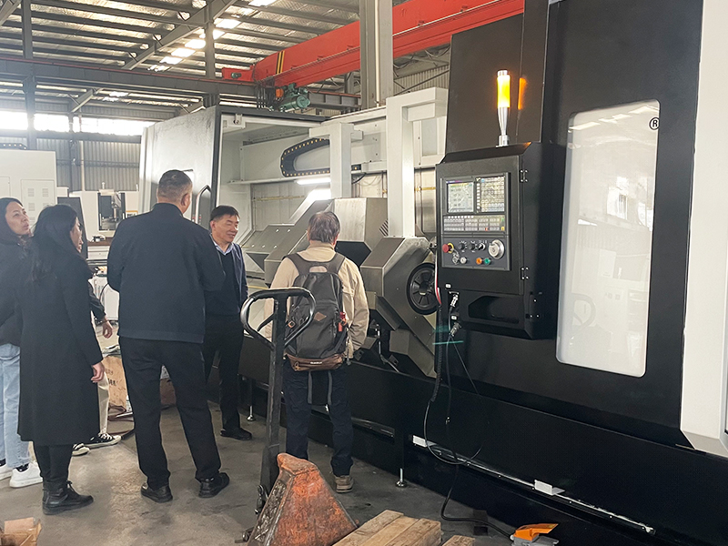 江苏徐州客户来车间查看中驱动双头车安装完工交付过程