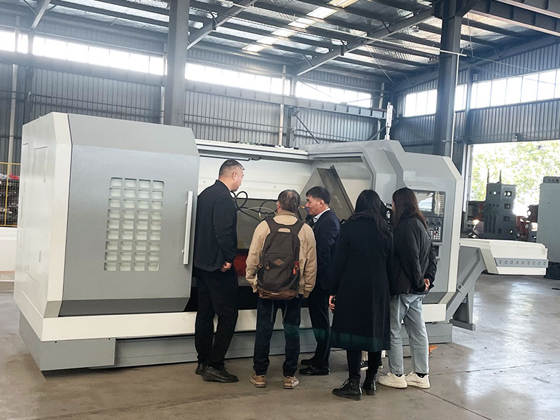 客户来车间查看斜式双头车了解加工工件需求