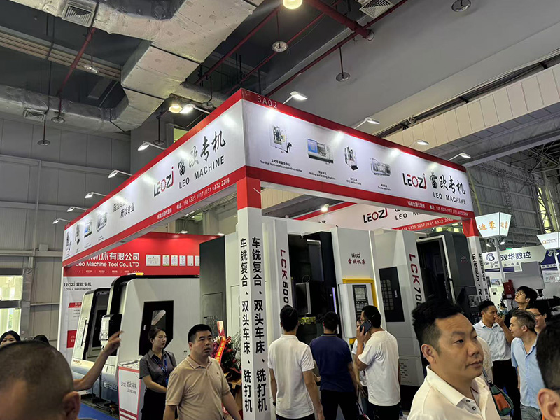 广东东莞厚街机床展览中心-雷欧机床展会第二天人流络绎不绝
