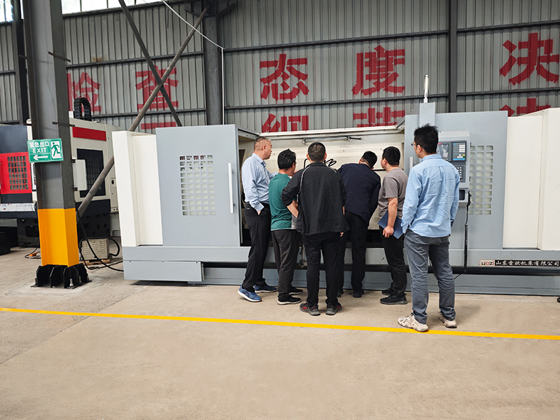 客户来厂里工作车间参观机床