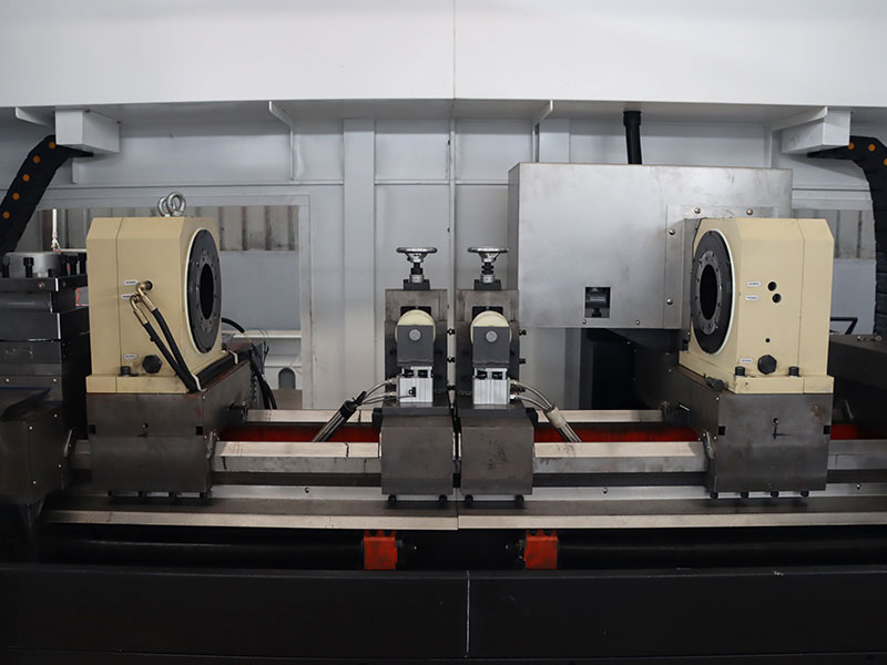 平床身双驱动双头数控车床内部实拍图