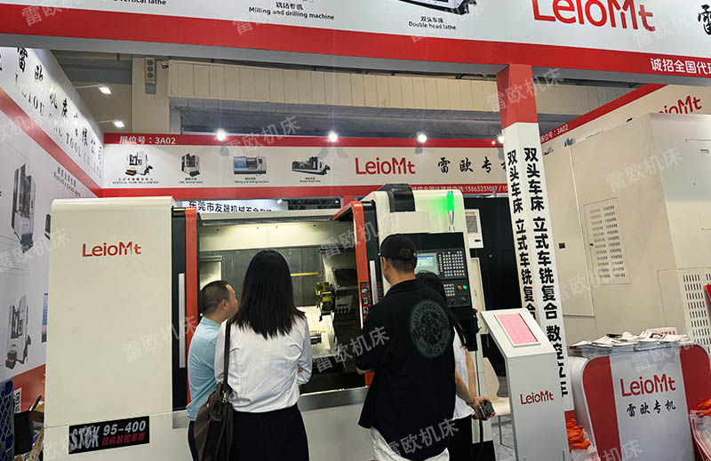 东莞国际展会第二天 附近的老板们来看设备啦~~~~